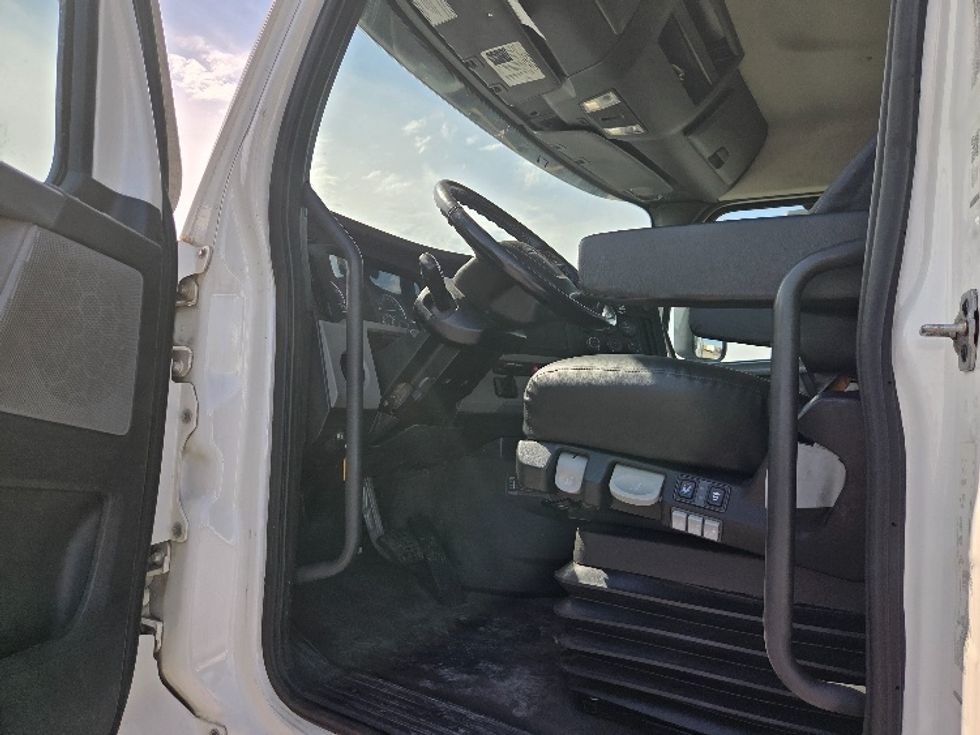 Day Cab Tractor-Heavy Duty Tractors-Freightliner-2021-T12664ST-Kansas City-MO-561,688\n\t\tmiles-$ 42,500 - Image 9