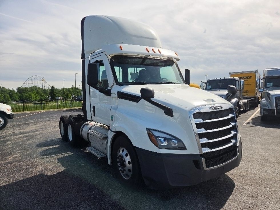 Day Cab Tractor-Heavy Duty Tractors-Freightliner-2021-T12664ST-Kansas City-MO-580,507\n\t\tmiles-$ 40,500 - Image 1