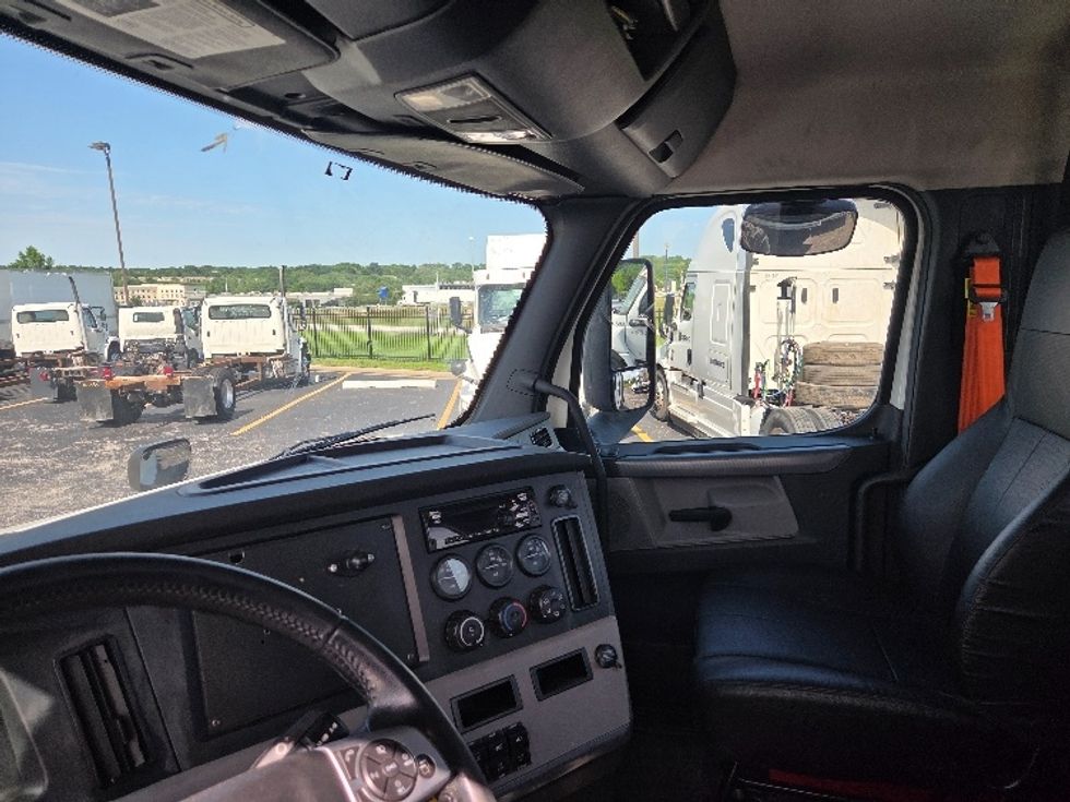 Day Cab Tractor-Heavy Duty Tractors-Freightliner-2021-T12664ST-Kansas City-MO-580,507\n\t\tmiles-$ 40,500 - Image 10