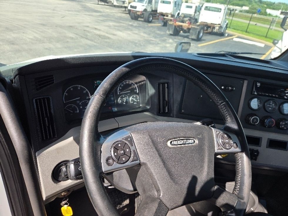 Day Cab Tractor-Heavy Duty Tractors-Freightliner-2021-T12664ST-Kansas City-MO-580,507\n\t\tmiles-$ 40,500 - Image 11