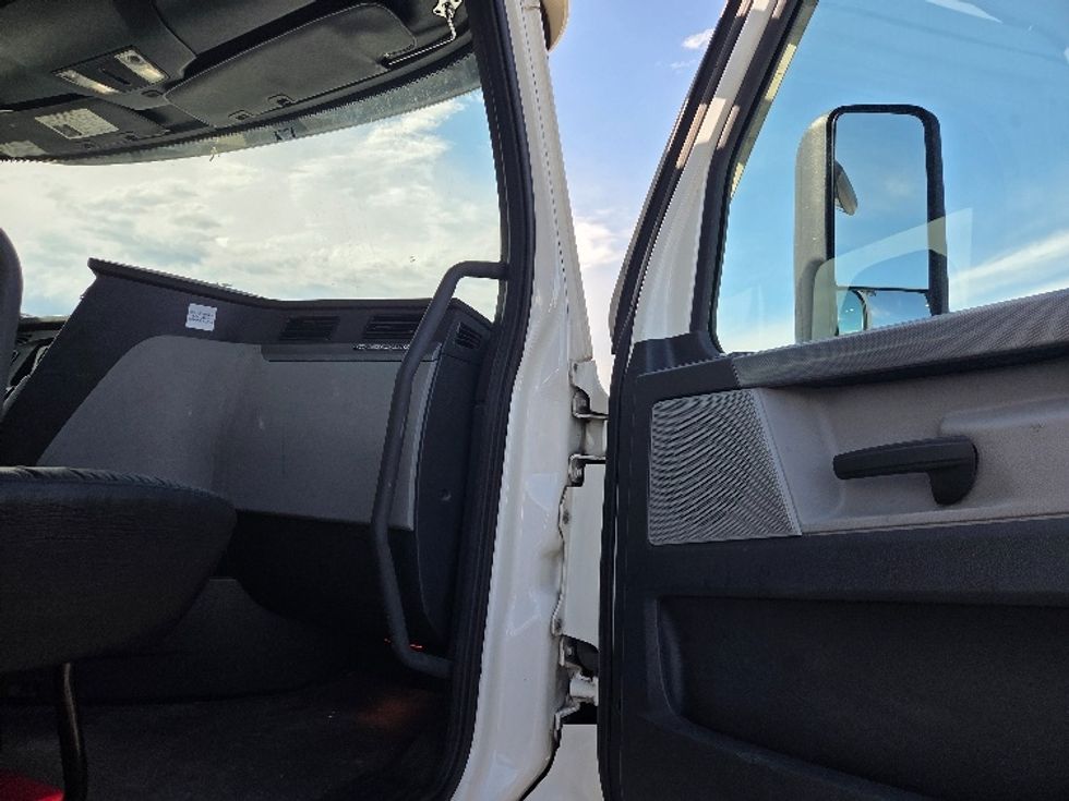 Day Cab Tractor-Heavy Duty Tractors-Freightliner-2021-T12664ST-Kansas City-MO-580,507\n\t\tmiles-$ 40,500 - Image 12