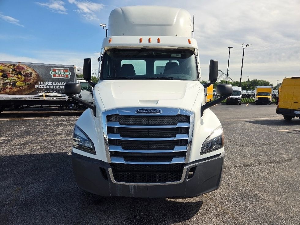 Day Cab Tractor-Heavy Duty Tractors-Freightliner-2021-T12664ST-Kansas City-MO-580,507\n\t\tmiles-$ 40,500 - Image 2