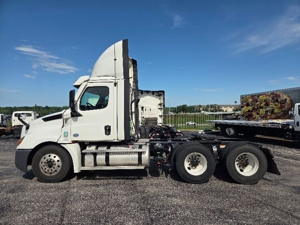Day Cab Tractor-Heavy Duty Tractors-Freightliner-2021-T12664ST-Kansas City-MO-580,507\n\t\tmiles-$ 40,500 - Image 4