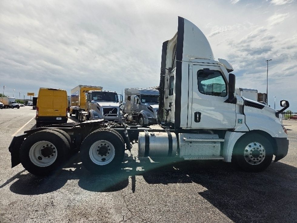 Day Cab Tractor-Heavy Duty Tractors-Freightliner-2021-T12664ST-Kansas City-MO-580,507\n\t\tmiles-$ 40,500 - Image 8