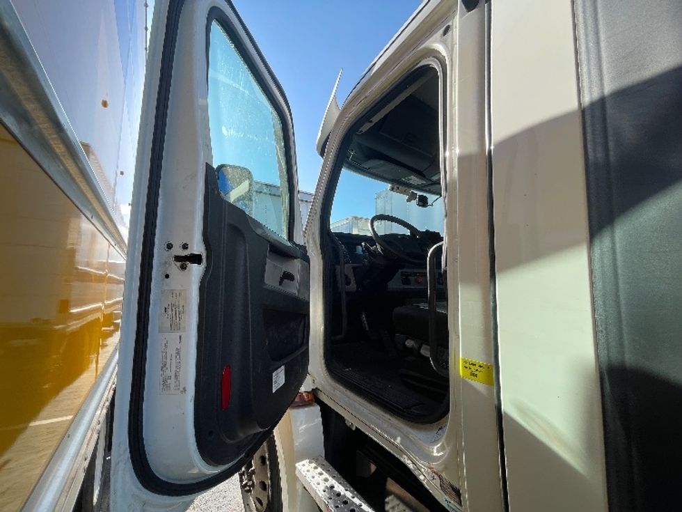 Day Cab Tractor-Heavy Duty Tractors-Freightliner-2021-T12664ST-Kansas City-MO-596,204\n\t\tmiles-$ 10,000 - Image 7