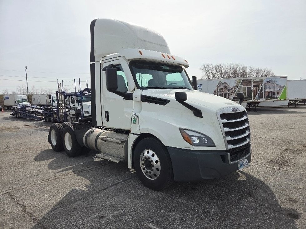 Day Cab Tractor-Heavy Duty Tractors-Freightliner-2021-T12664ST-Kansas City-MO-602,681\n\t\tmiles-$ 37,250 - Image 1