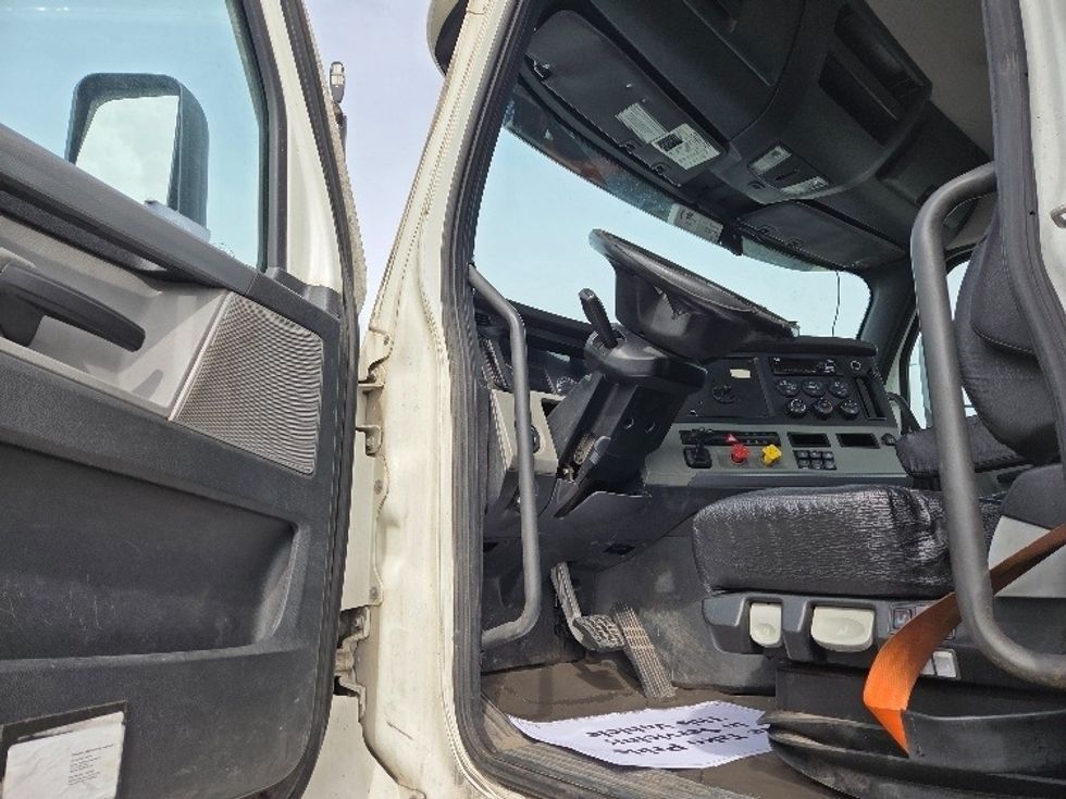 Day Cab Tractor-Heavy Duty Tractors-Freightliner-2021-T12664ST-Kansas City-MO-602,681\n\t\tmiles-$ 37,250 - Image 9