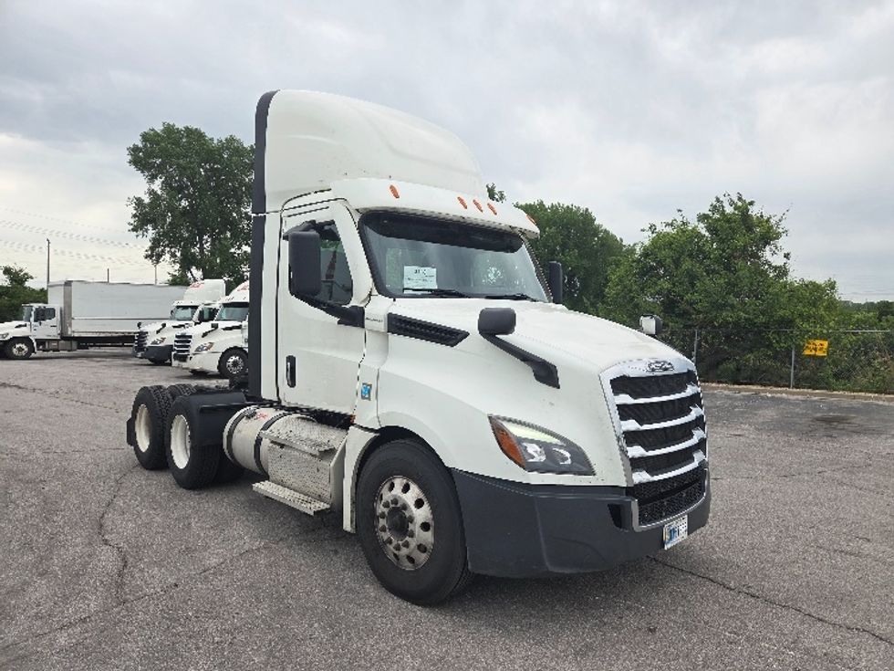 Day Cab Tractor-Heavy Duty Tractors-Freightliner-2021-T12664ST-Kansas City-MO-613,254\n\t\tmiles-$ 34,750 - Image 1