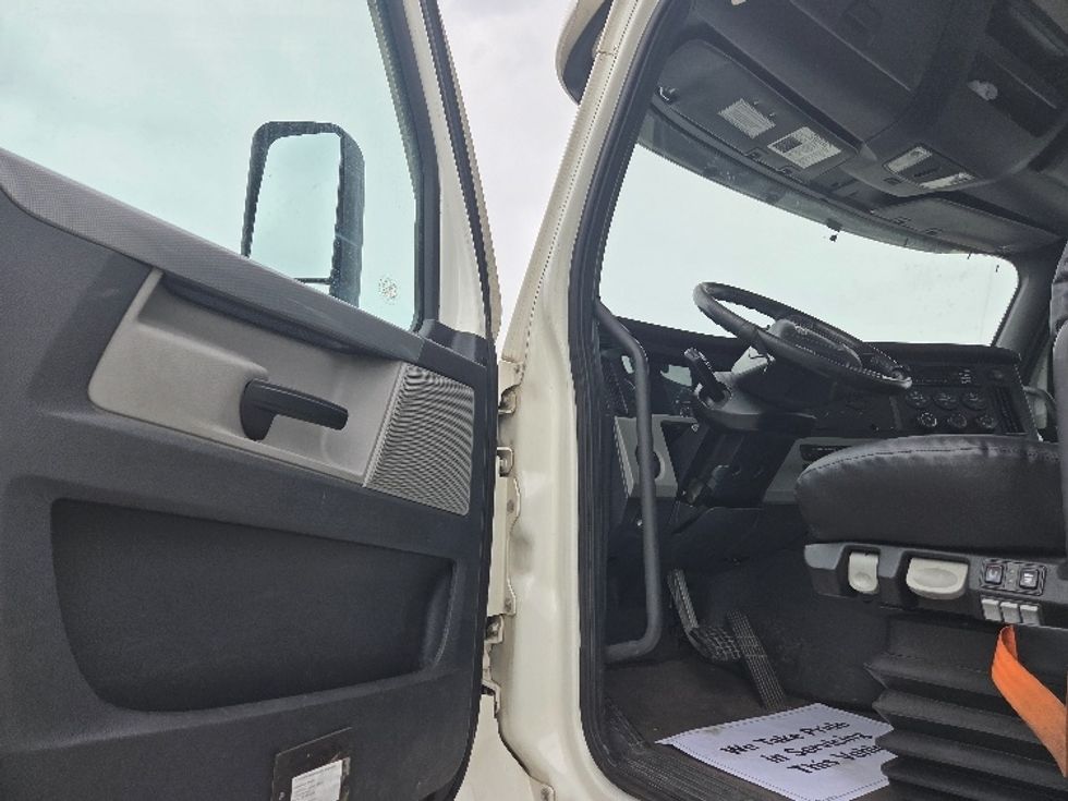 Day Cab Tractor-Heavy Duty Tractors-Freightliner-2021-T12664ST-Kansas City-MO-613,254\n\t\tmiles-$ 34,750 - Image 9