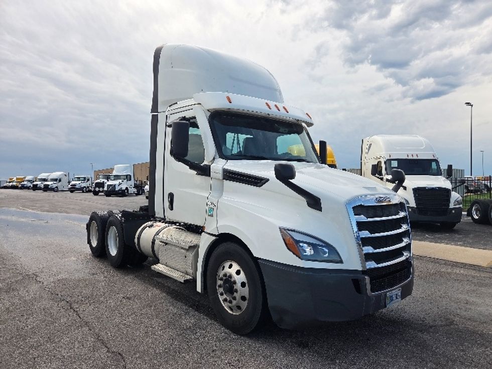 Day Cab Tractor-Heavy Duty Tractors-Freightliner-2021-T12664ST-Kansas City-MO-621,704\n\t\tmiles-$ 36,250 - Image 1