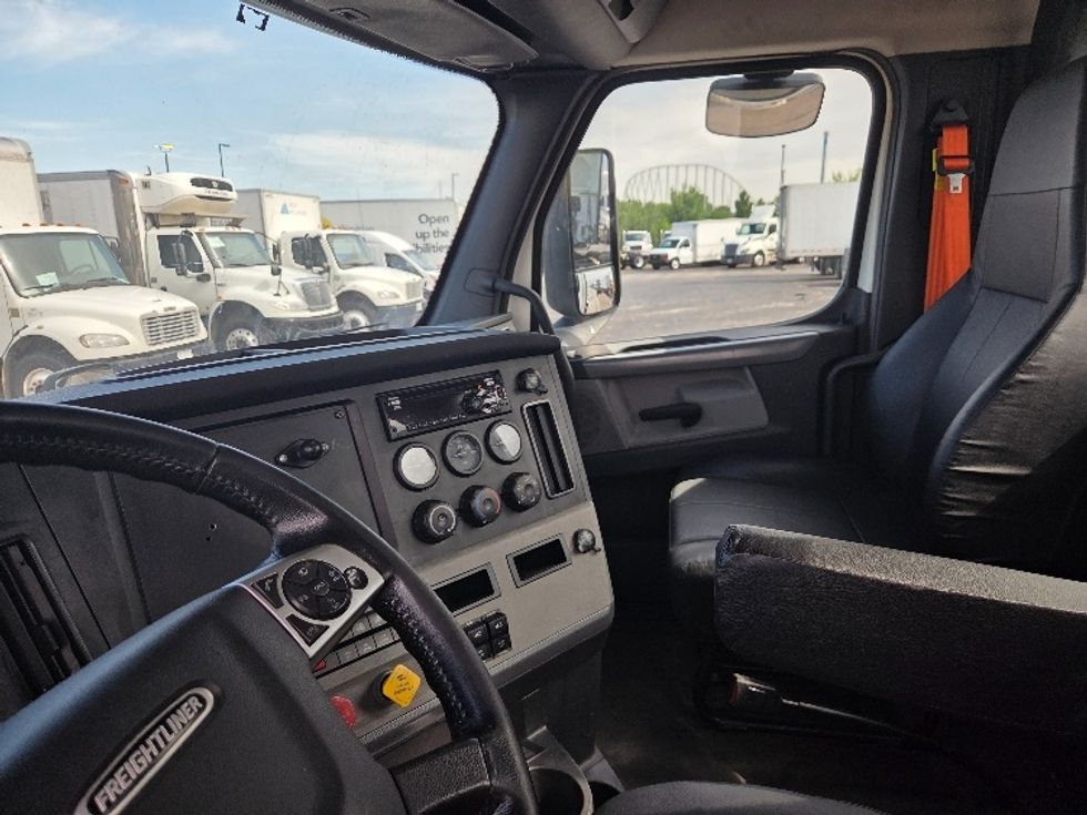 Day Cab Tractor-Heavy Duty Tractors-Freightliner-2021-T12664ST-Kansas City-MO-621,704\n\t\tmiles-$ 36,250 - Image 10