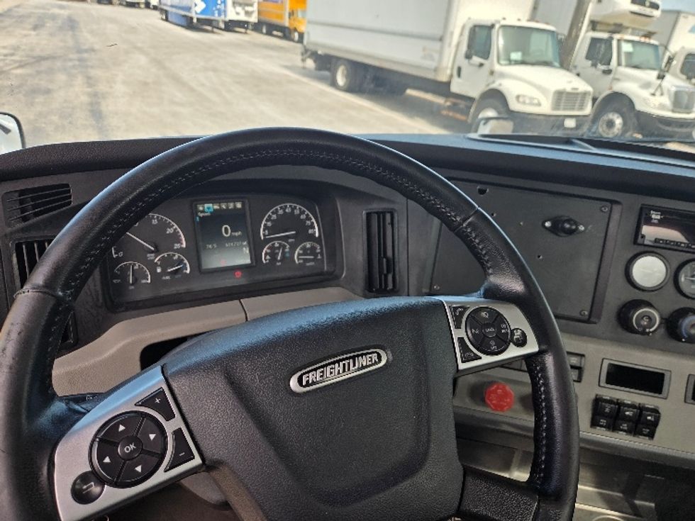 Day Cab Tractor-Heavy Duty Tractors-Freightliner-2021-T12664ST-Kansas City-MO-621,704\n\t\tmiles-$ 36,250 - Image 11