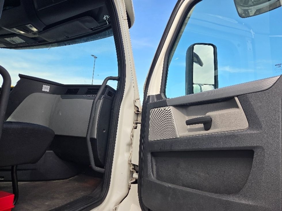 Day Cab Tractor-Heavy Duty Tractors-Freightliner-2021-T12664ST-Kansas City-MO-621,704\n\t\tmiles-$ 36,250 - Image 12