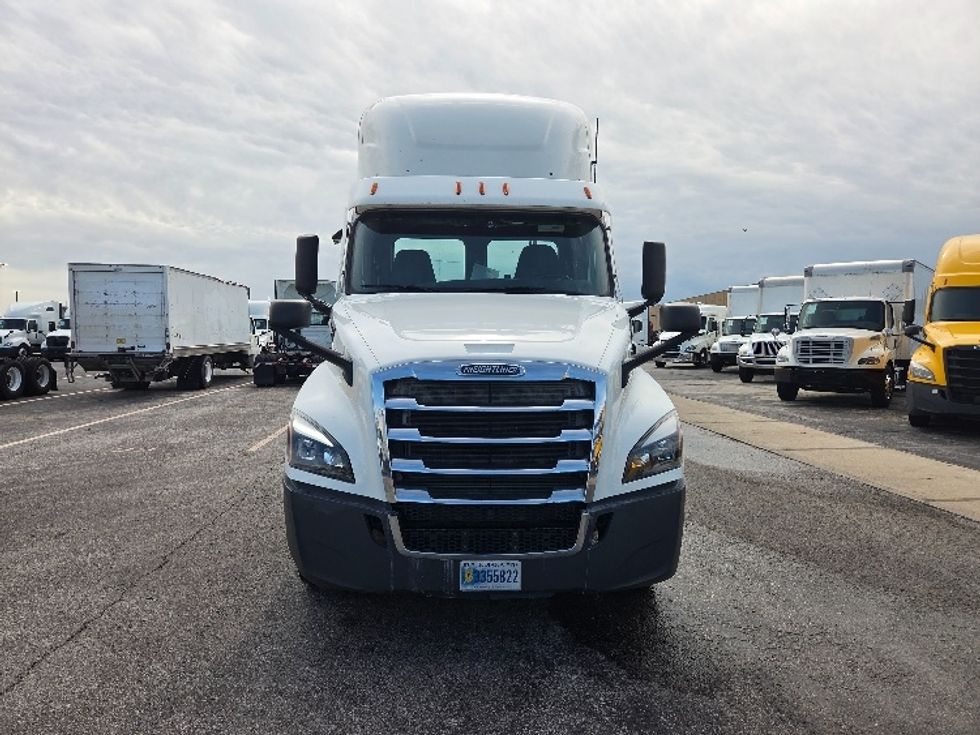 Day Cab Tractor-Heavy Duty Tractors-Freightliner-2021-T12664ST-Kansas City-MO-621,704\n\t\tmiles-$ 36,250 - Image 2