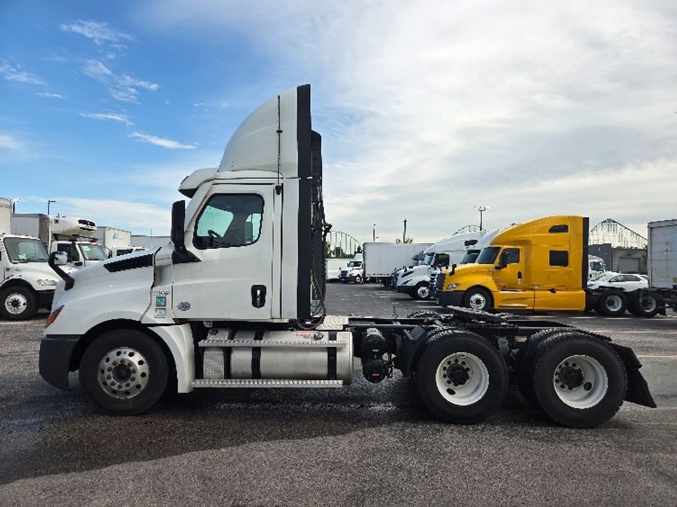 Day Cab Tractor-Heavy Duty Tractors-Freightliner-2021-T12664ST-Kansas City-MO-621,704\n\t\tmiles-$ 36,250 - Image 4