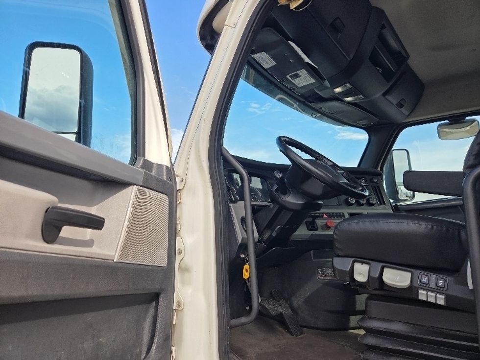 Day Cab Tractor-Heavy Duty Tractors-Freightliner-2021-T12664ST-Kansas City-MO-621,704\n\t\tmiles-$ 36,250 - Image 9