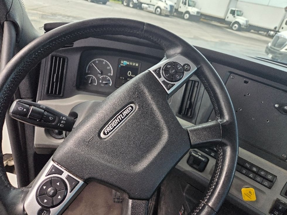 Day Cab Tractor-Heavy Duty Tractors-Freightliner-2021-T12664ST-Kansas City-MO-631,091\n\t\tmiles-$ 35,250 - Image 11
