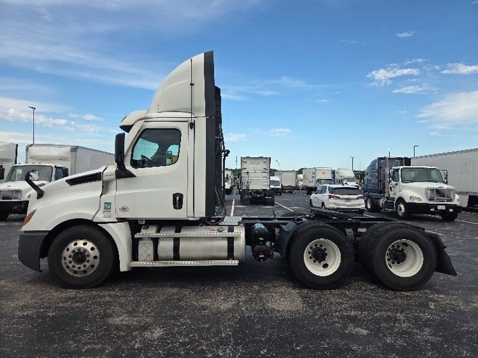 Day Cab Tractor-Heavy Duty Tractors-Freightliner-2021-T12664ST-Kansas City-MO-631,091\n\t\tmiles-$ 35,250 - Image 4