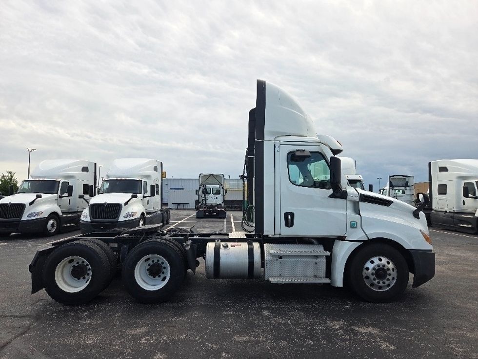 Day Cab Tractor-Heavy Duty Tractors-Freightliner-2021-T12664ST-Kansas City-MO-631,091\n\t\tmiles-$ 35,250 - Image 8