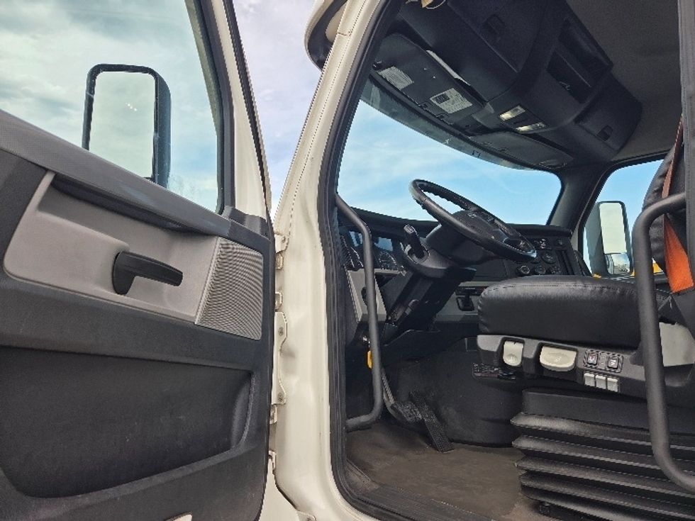 Day Cab Tractor-Heavy Duty Tractors-Freightliner-2021-T12664ST-Kansas City-MO-631,091\n\t\tmiles-$ 35,250 - Image 9