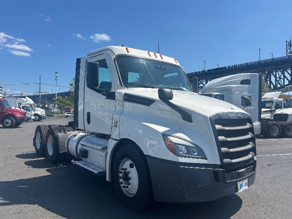 Day Cab Tractor-Heavy Duty Tractors-Freightliner-2021-T12664ST-Kearny-NJ-126,478\n\t\tmiles-$ 72,500 - Image 1