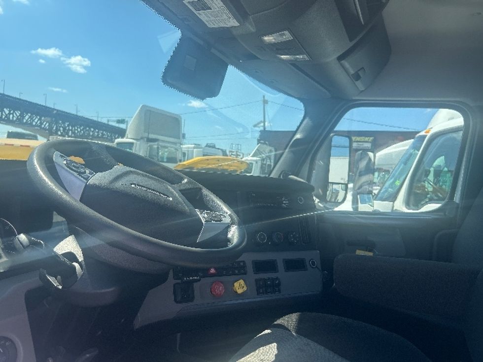 Day Cab Tractor-Heavy Duty Tractors-Freightliner-2021-T12664ST-Kearny-NJ-126,478\n\t\tmiles-$ 72,500 - Image 10