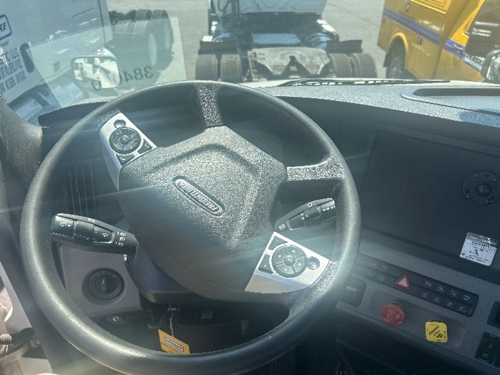 Day Cab Tractor-Heavy Duty Tractors-Freightliner-2021-T12664ST-Kearny-NJ-126,478\n\t\tmiles-$ 72,500 - Image 11