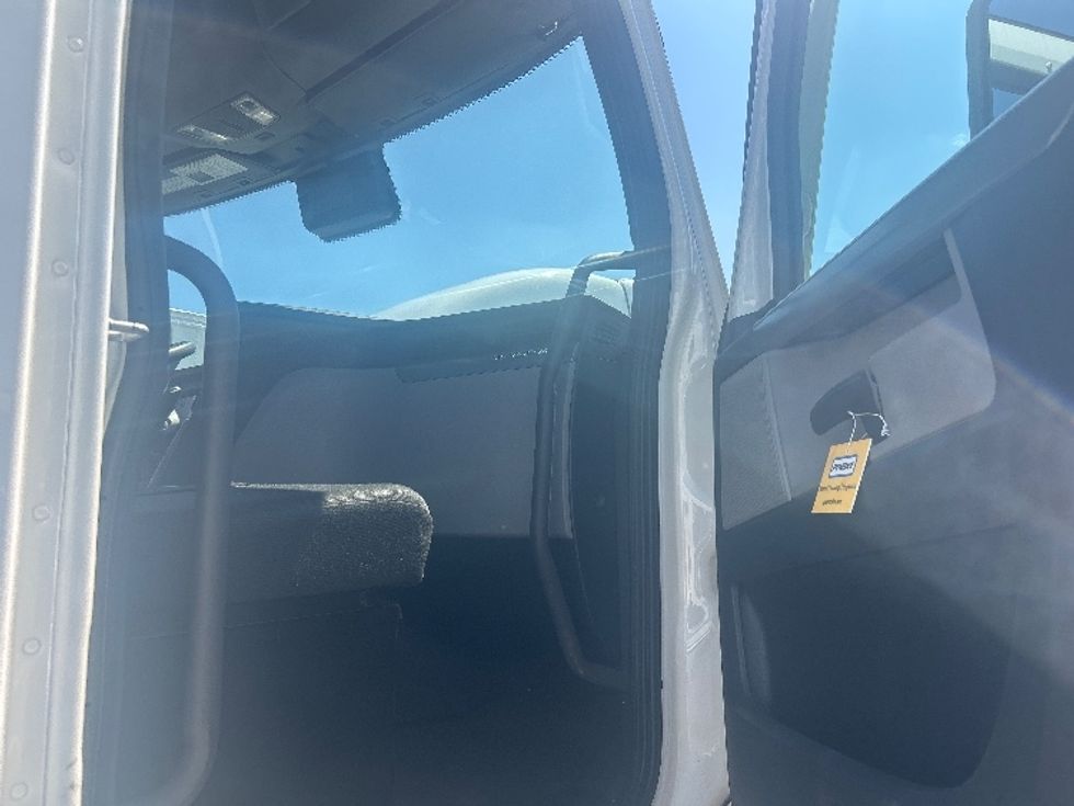 Day Cab Tractor-Heavy Duty Tractors-Freightliner-2021-T12664ST-Kearny-NJ-126,478\n\t\tmiles-$ 72,500 - Image 12