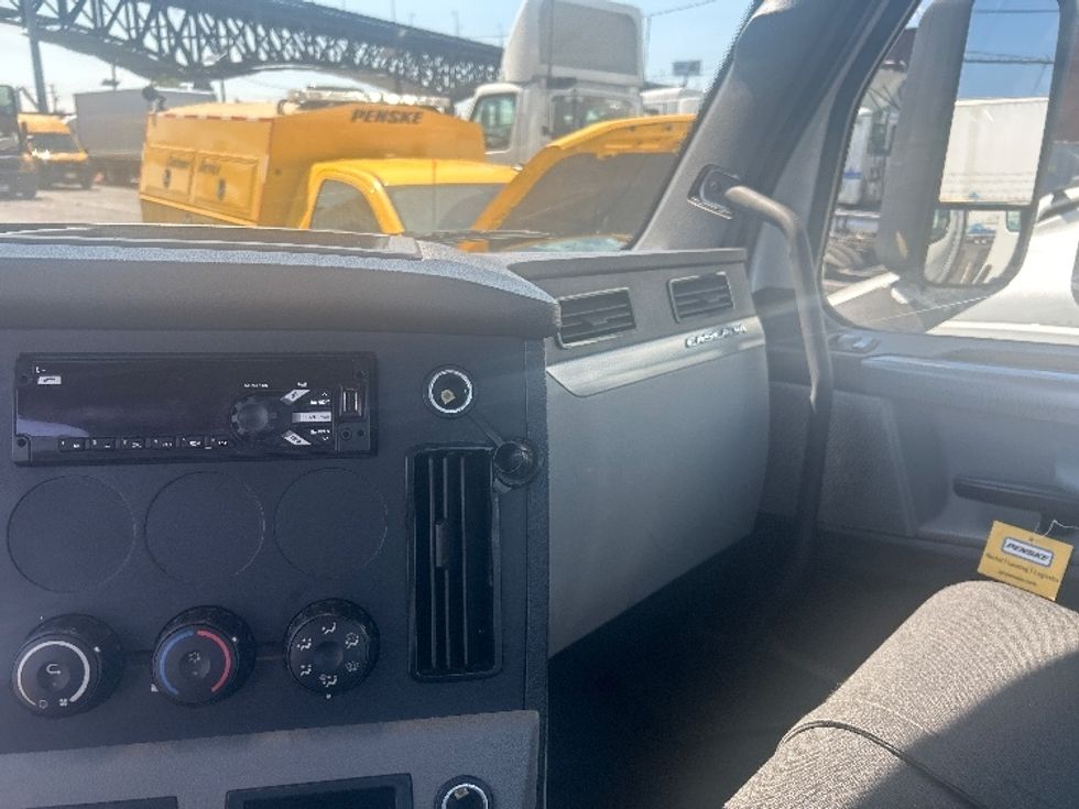 Day Cab Tractor-Heavy Duty Tractors-Freightliner-2021-T12664ST-Kearny-NJ-126,478\n\t\tmiles-$ 72,500 - Image 13