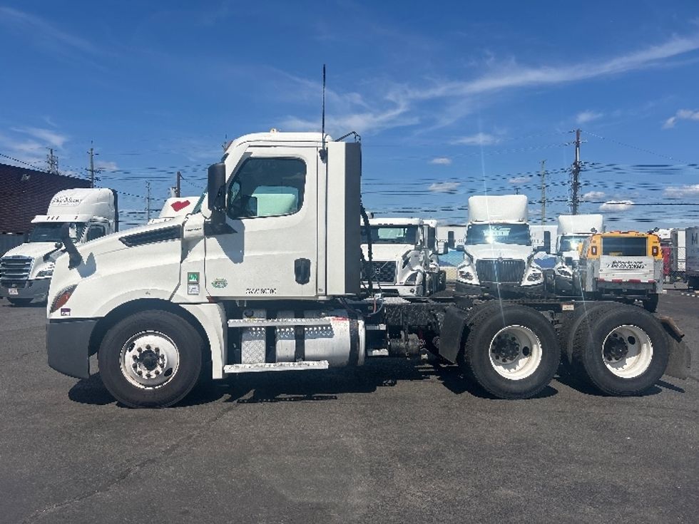 Day Cab Tractor-Heavy Duty Tractors-Freightliner-2021-T12664ST-Kearny-NJ-126,478\n\t\tmiles-$ 72,500 - Image 4
