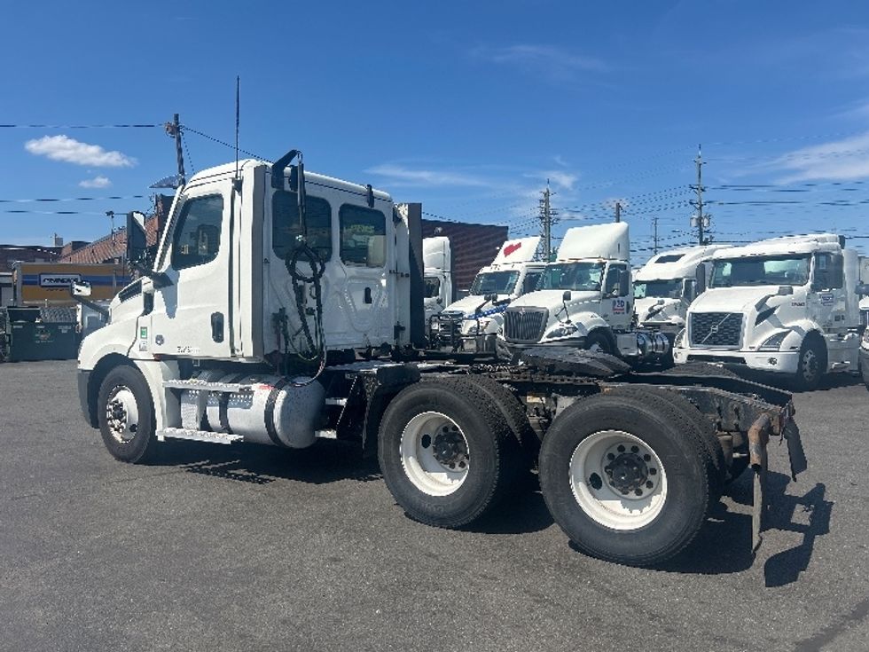 Day Cab Tractor-Heavy Duty Tractors-Freightliner-2021-T12664ST-Kearny-NJ-126,478\n\t\tmiles-$ 72,500 - Image 5