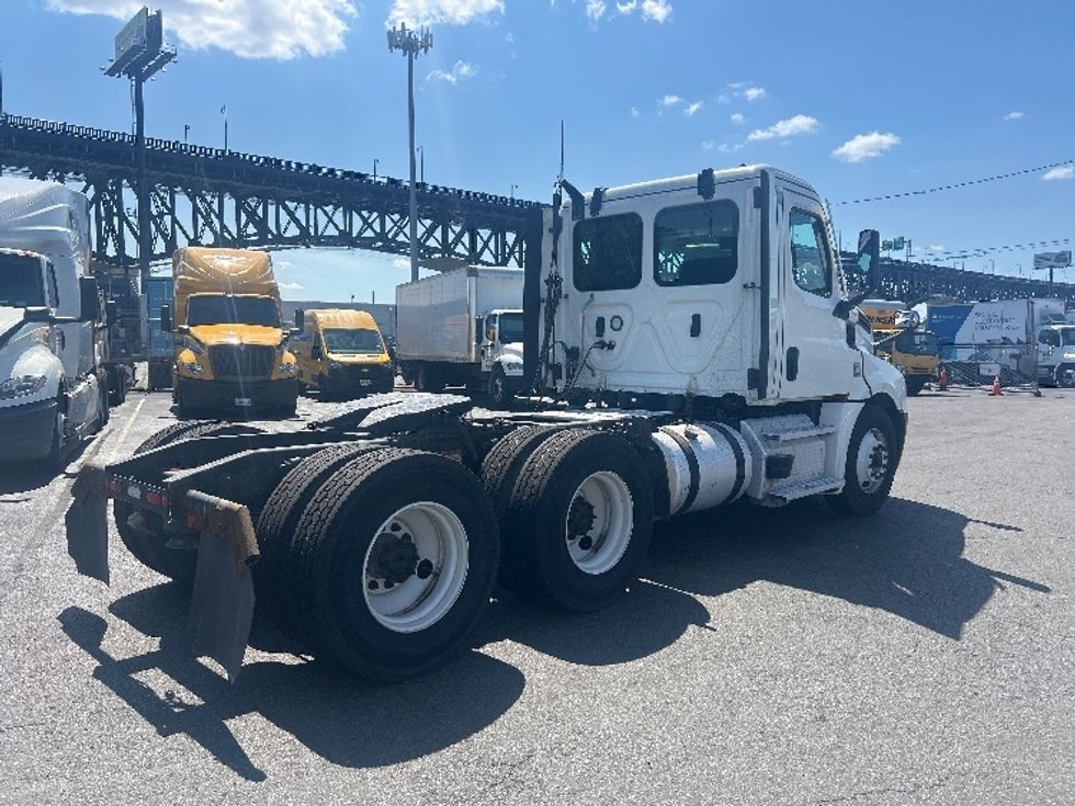 Day Cab Tractor-Heavy Duty Tractors-Freightliner-2021-T12664ST-Kearny-NJ-126,478\n\t\tmiles-$ 72,500 - Image 7
