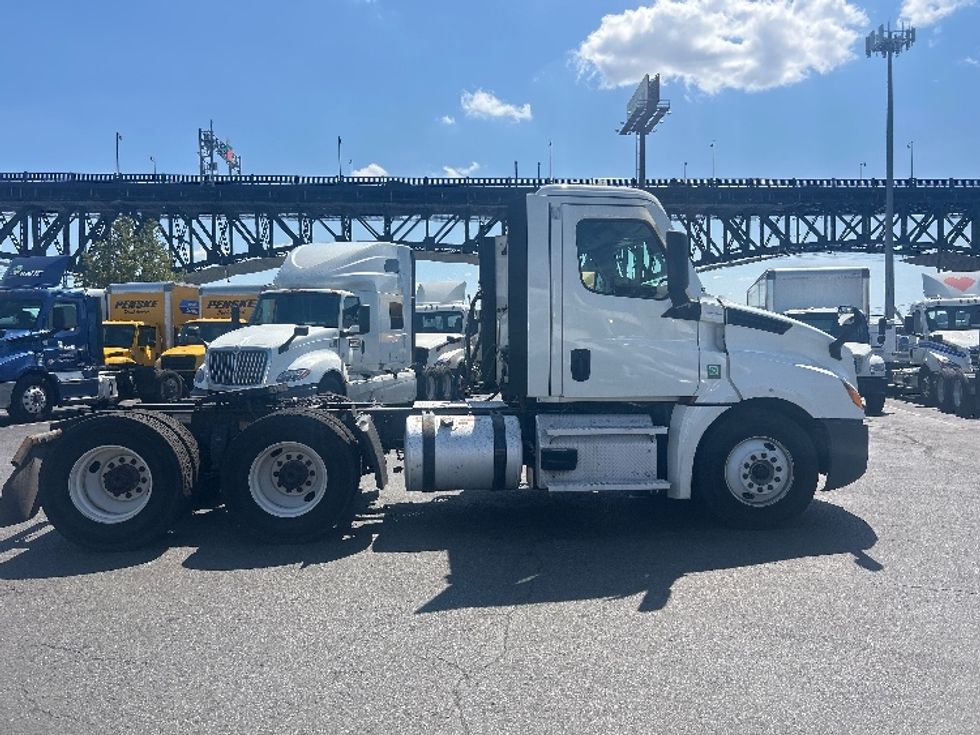 Day Cab Tractor-Heavy Duty Tractors-Freightliner-2021-T12664ST-Kearny-NJ-126,478\n\t\tmiles-$ 72,500 - Image 8