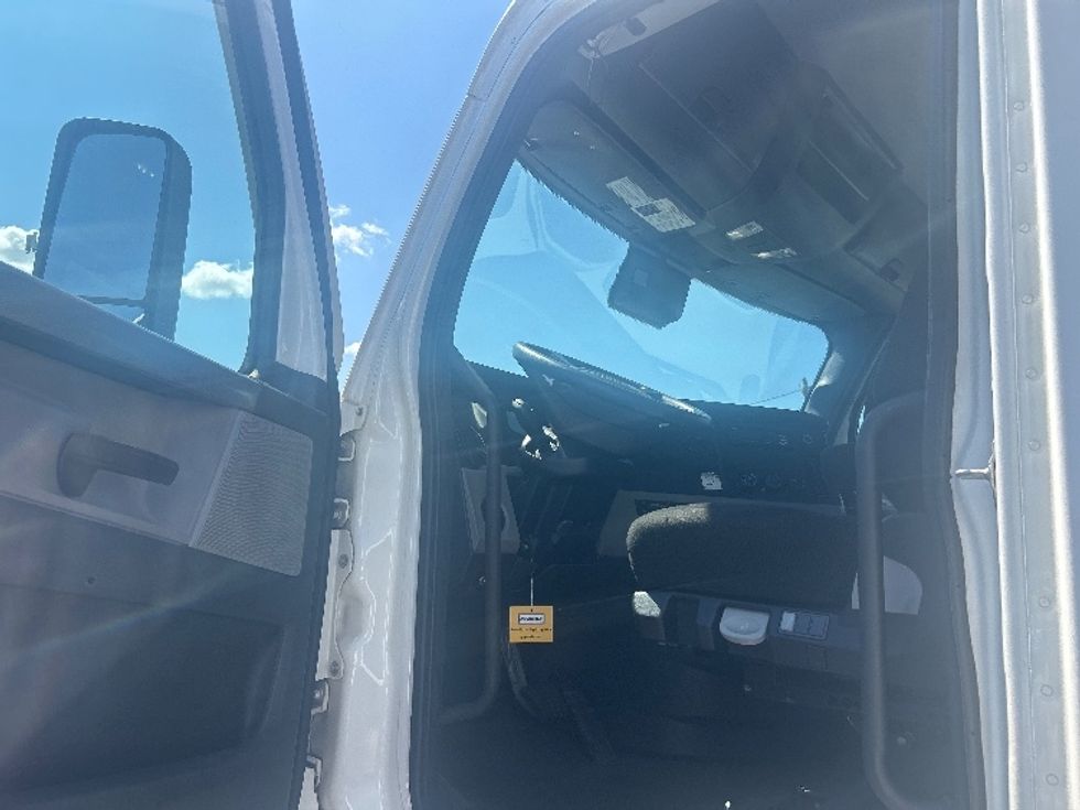 Day Cab Tractor-Heavy Duty Tractors-Freightliner-2021-T12664ST-Kearny-NJ-126,478\n\t\tmiles-$ 72,500 - Image 9