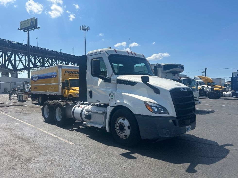 Day Cab Tractor-Heavy Duty Tractors-Freightliner-2021-T12664ST-Kearny-NJ-128,915\n\t\tmiles-$ 72,250 - Image 1