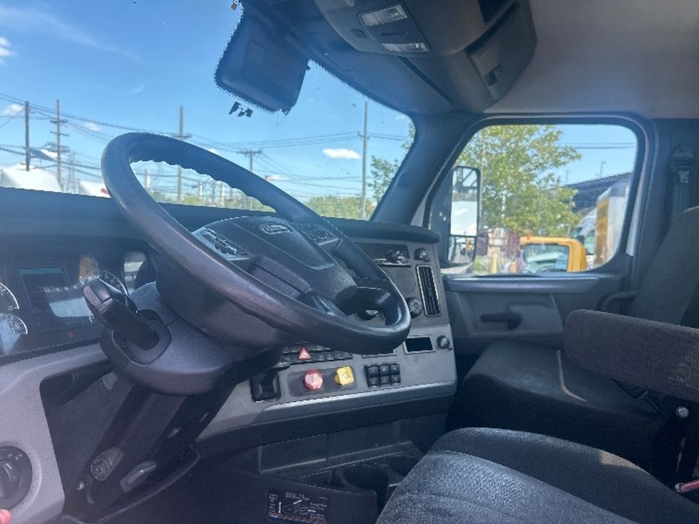 Day Cab Tractor-Heavy Duty Tractors-Freightliner-2021-T12664ST-Kearny-NJ-128,915\n\t\tmiles-$ 72,250 - Image 10