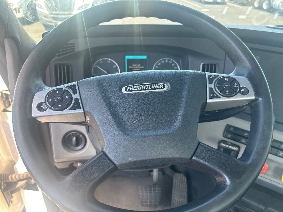 Day Cab Tractor-Heavy Duty Tractors-Freightliner-2021-T12664ST-Kearny-NJ-128,915\n\t\tmiles-$ 72,250 - Image 11