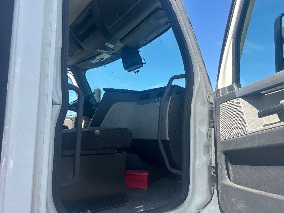 Day Cab Tractor-Heavy Duty Tractors-Freightliner-2021-T12664ST-Kearny-NJ-128,915\n\t\tmiles-$ 72,250 - Image 12