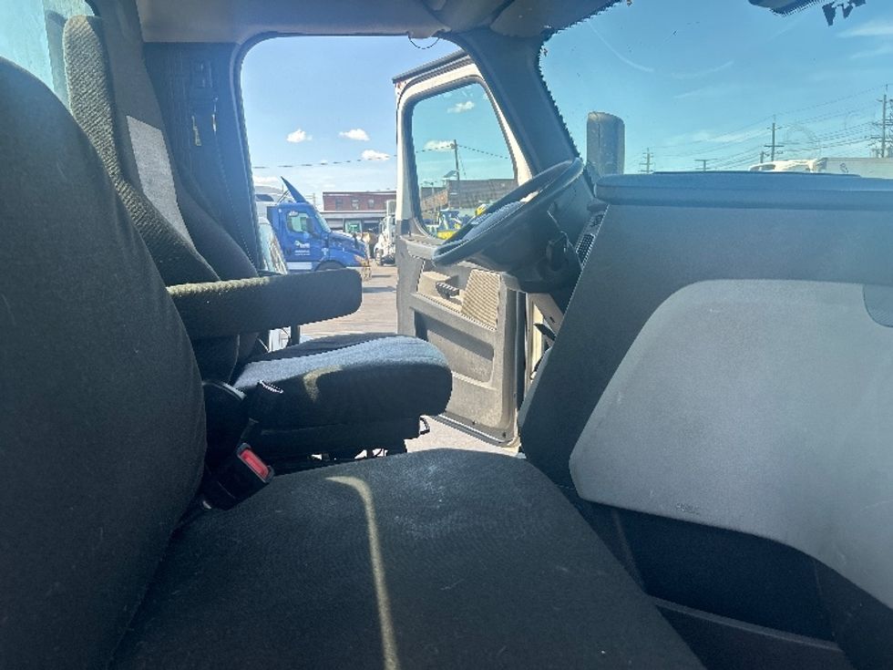 Day Cab Tractor-Heavy Duty Tractors-Freightliner-2021-T12664ST-Kearny-NJ-128,915\n\t\tmiles-$ 72,250 - Image 14