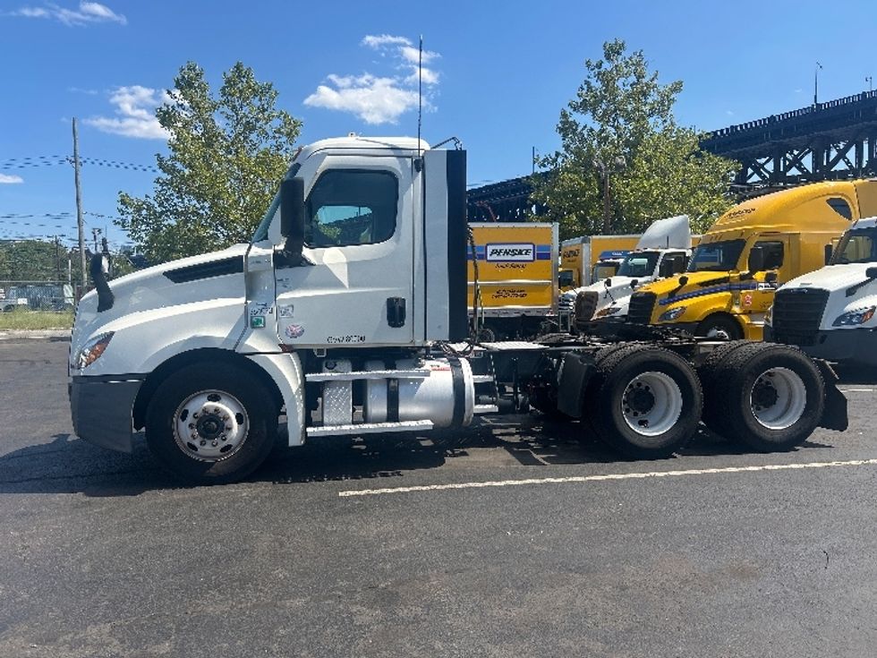 Day Cab Tractor-Heavy Duty Tractors-Freightliner-2021-T12664ST-Kearny-NJ-128,915\n\t\tmiles-$ 72,250 - Image 4