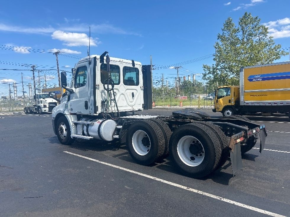 Day Cab Tractor-Heavy Duty Tractors-Freightliner-2021-T12664ST-Kearny-NJ-128,915\n\t\tmiles-$ 72,250 - Image 5