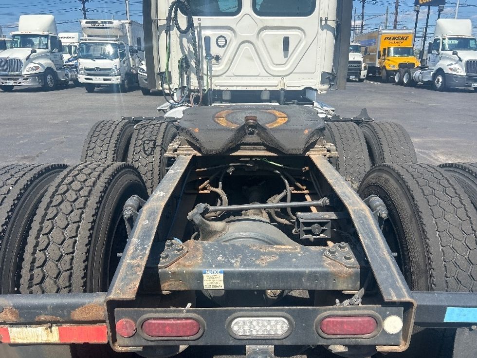Day Cab Tractor-Heavy Duty Tractors-Freightliner-2021-T12664ST-Kearny-NJ-128,915\n\t\tmiles-$ 72,250 - Image 6