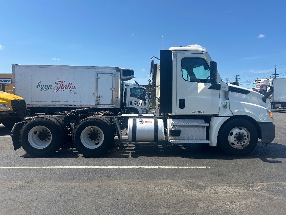 Day Cab Tractor-Heavy Duty Tractors-Freightliner-2021-T12664ST-Kearny-NJ-128,915\n\t\tmiles-$ 72,250 - Image 8