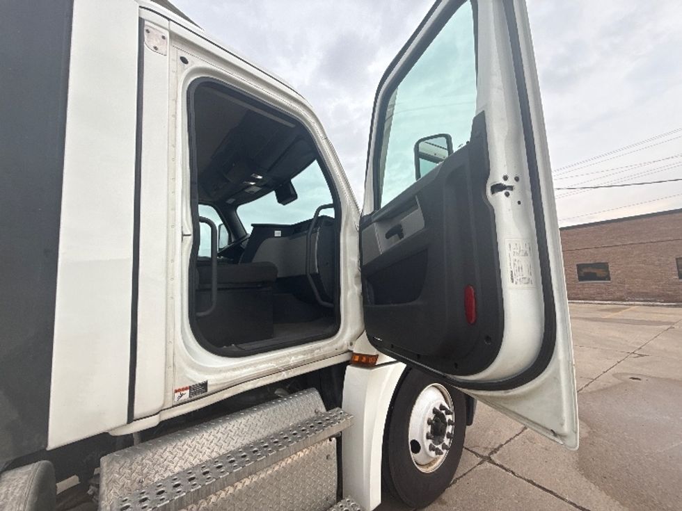 Day Cab Tractor-Heavy Duty Tractors-Freightliner-2021-T12664ST-La Porte-IN-349,084\n\t\tmiles-$ 58,500 - Image 12