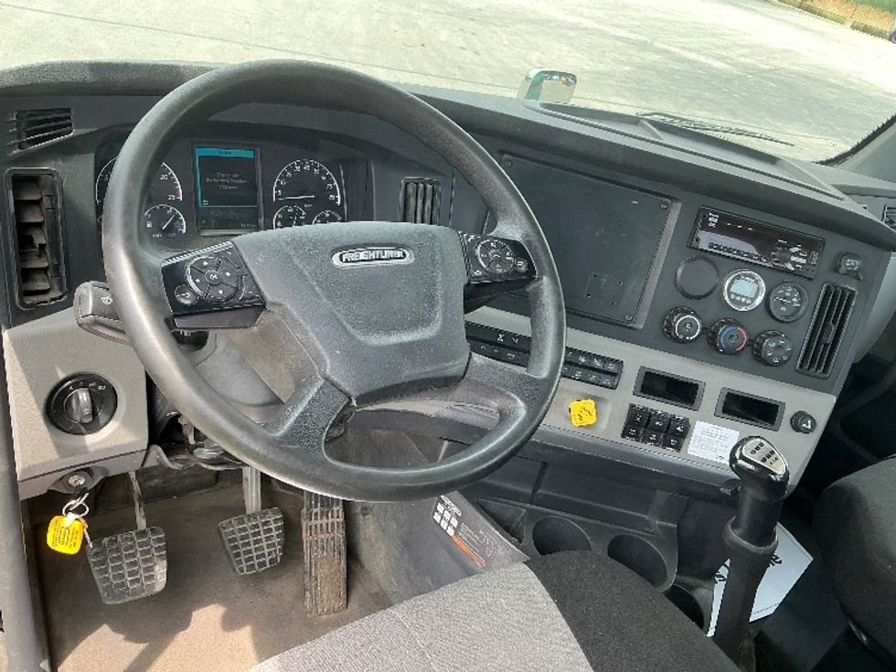 Day Cab Tractor-Heavy Duty Tractors-Freightliner-2021-T12664ST-La Porte-IN-379,053\n\t\tmiles-$ 52,000 - Image 11