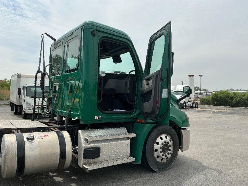 Day Cab Tractor-Heavy Duty Tractors-Freightliner-2021-T12664ST-La Porte-IN-379,053\n\t\tmiles-$ 52,000 - Image 12