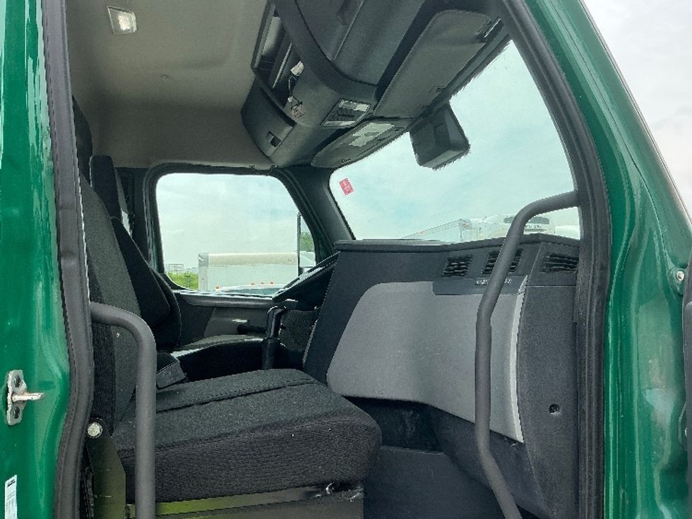 Day Cab Tractor-Heavy Duty Tractors-Freightliner-2021-T12664ST-La Porte-IN-379,053\n\t\tmiles-$ 52,000 - Image 14