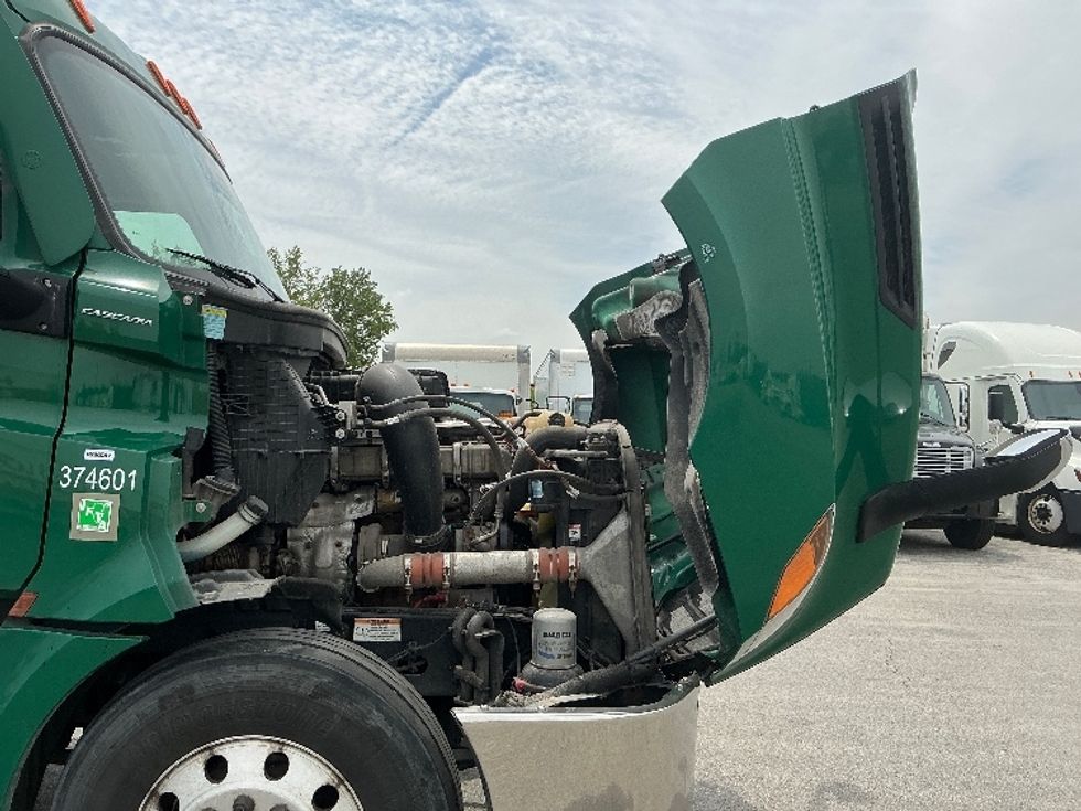 Day Cab Tractor-Heavy Duty Tractors-Freightliner-2021-T12664ST-La Porte-IN-379,053\n\t\tmiles-$ 52,000 - Image 15