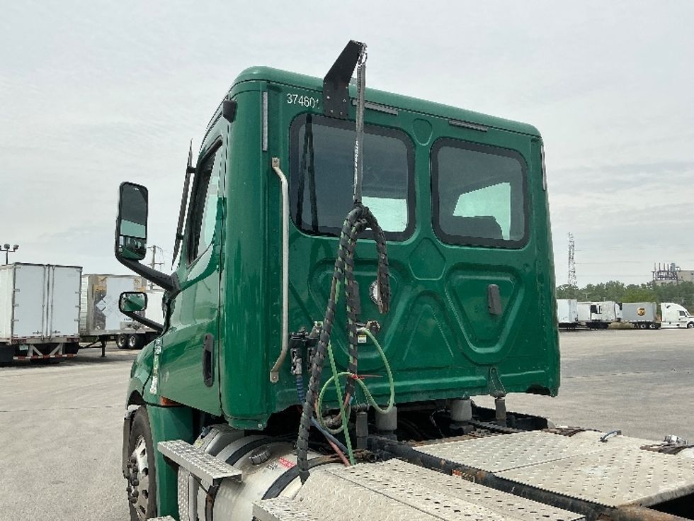 Day Cab Tractor-Heavy Duty Tractors-Freightliner-2021-T12664ST-La Porte-IN-379,053\n\t\tmiles-$ 52,000 - Image 17