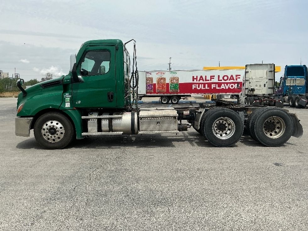 Day Cab Tractor-Heavy Duty Tractors-Freightliner-2021-T12664ST-La Porte-IN-379,053\n\t\tmiles-$ 52,000 - Image 4